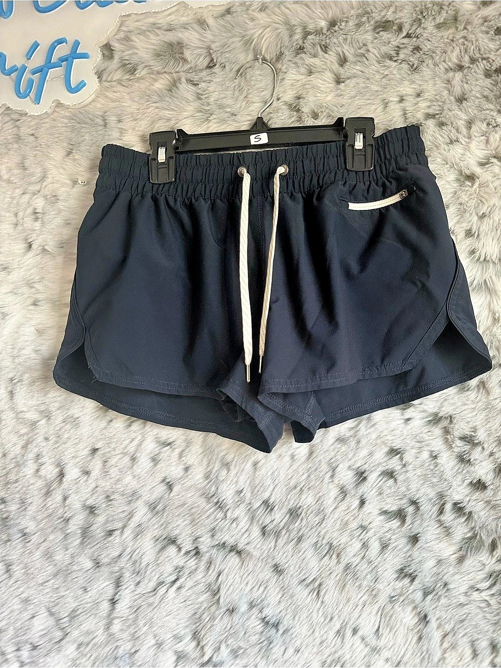 Vuori Clementine Short Athletic Shorts in Black, Medium. 252&